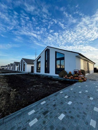 Просторий котедж у передмісті Києва біля сосновогу лісу та р. Десна. - фото 1