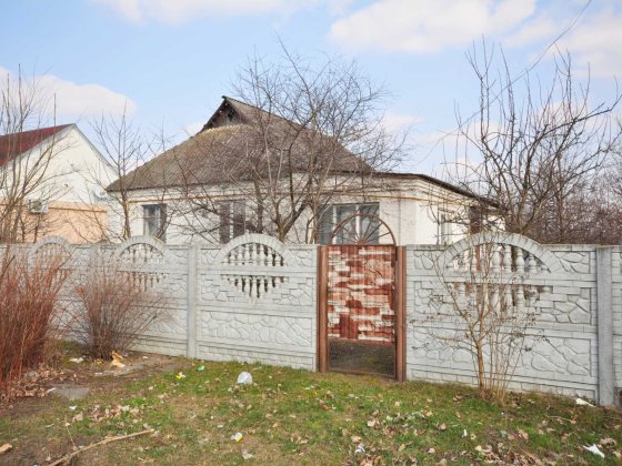 Будинок біля магазину в центрі с. Фурси! Фурси