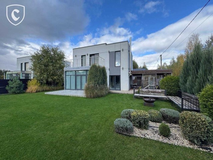 Сучасний будинок 175 м² з терасою та каміном у сосновому лісі. - фото 1