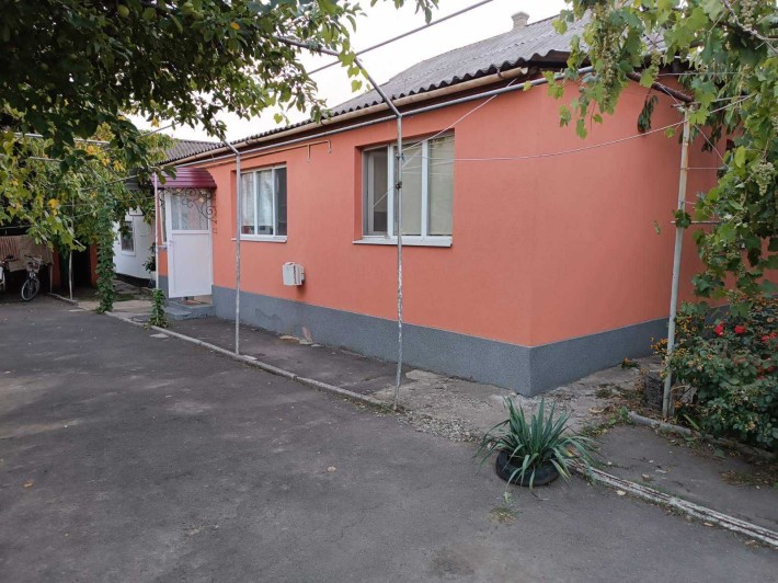 Продається добротний газифікований будинок в центрі селища - фото 1