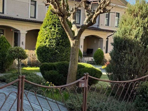 Продається просторий таунхаус у житловому комплексі Фонтанка