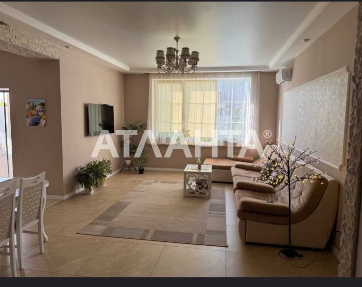 Дом с просторной планировкой, бассейн, ремонт, мебель, техника - фото 1