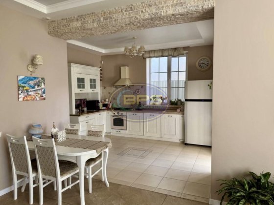 Будинок з БАСЕЙНОМ. Гараж.Закритий комплекс. Авангард