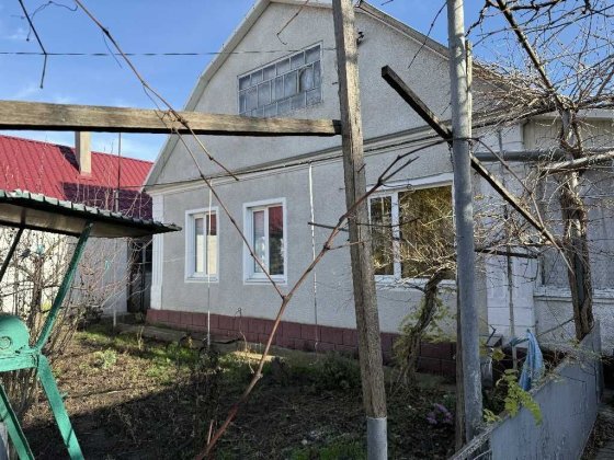 Продається будинок з літньою кухнею на 10 сотках землі Молодіжне
