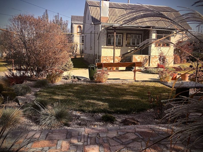 Дом с потенциалом с просторным и ухоженным участком - фото 1