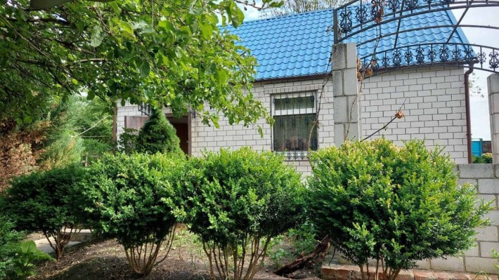 Продам в тихом красивом месте Нововодолажском района  дом  с ставком - фото 1