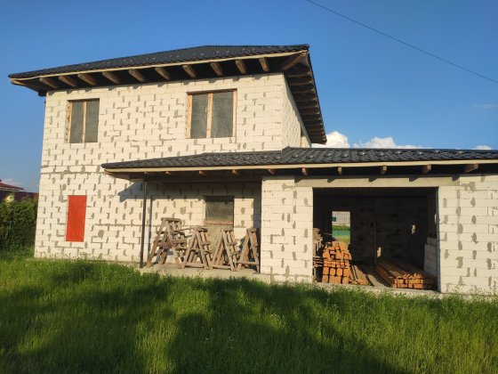 Двоповерховий будинок в селі Руська Поляна Русская Поляна