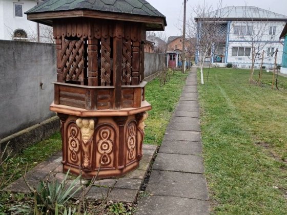 Гарний маєток шукає свого власника у с.Лужани Кіцманського р-ну.Центр. Лужаны