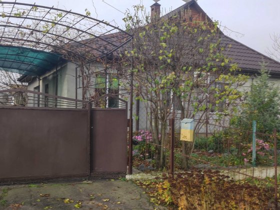 Будинок з надвірними господарчими спорудами