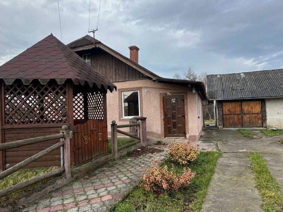 Продається будинок біля міста Івано-Франківськ