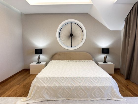 Будинок з власним виходом в ліс.Є басейн,лазня,гостьовий будинок. Буча