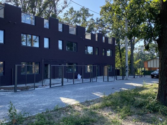 Продаж таунхаус біля парку з терасою та ділянкою 4 сот. у центрі Бучі Буча