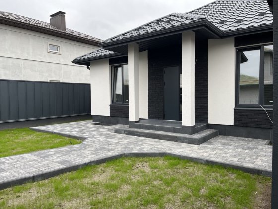 Однововерховий будинок в районі нової забудови Буча