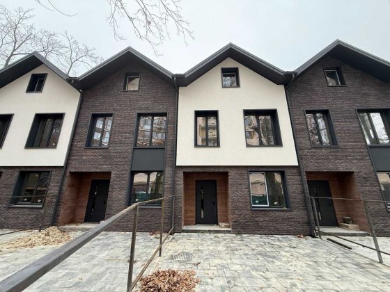 Таунхаус з переднім двором біля парку «Незнайка» та Центрального парку Ирпень