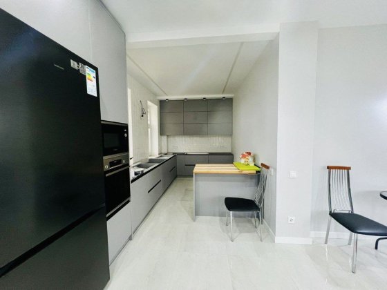 Будинок з новим ремонтом на березі озера Буча