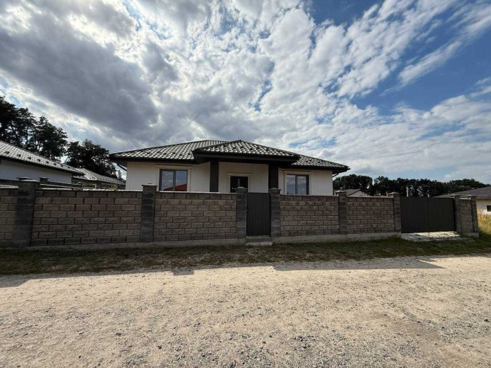 Будинок в Бучі, ділянка 5 соток. - фото 1