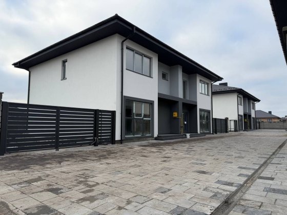 Продам готовий котедж (двоян). Район Газовик. Ровно