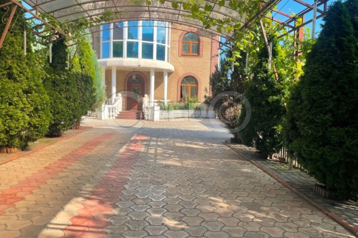 Продаж сучасного будинку в центрі міста. - фото 1