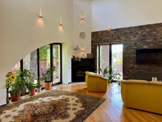 Продам будинок з гаражем  в топовій локації у м. Рівне! Рівне