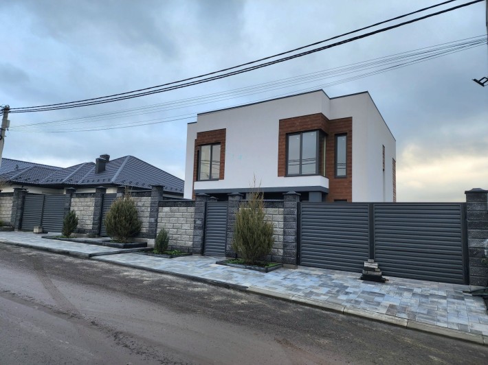 ЕКСКЛЮЗИВНА ПРОПОЗИЦІЯ!Котедж з великою ділянкою та гаражем! - фото 1