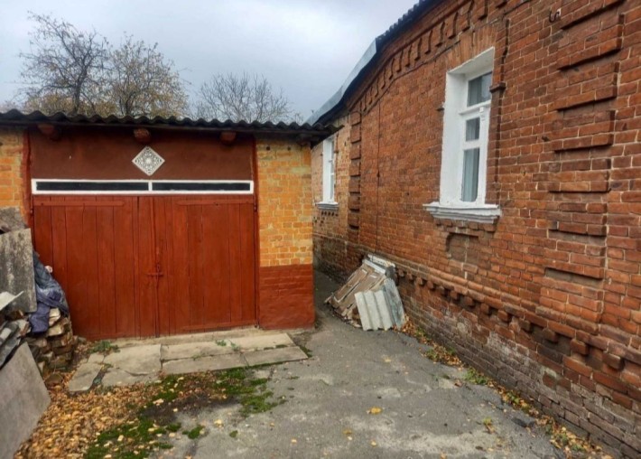 Продам 1/2 будинку в центрі, з участком землі 12 соток - фото 1