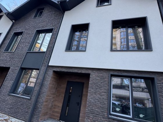 Таунхаус Центральний парк власне переднє та заднє подвірья Ірпінь