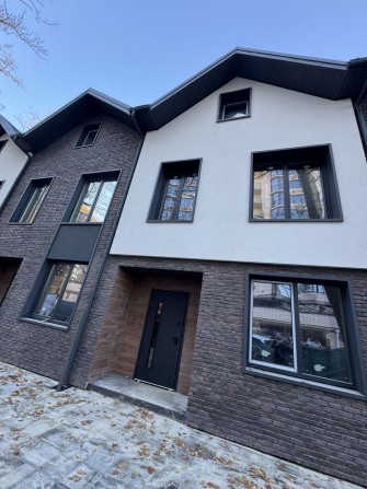 Таунхаус Центральний парк власне переднє та заднє подвірья - фото 1