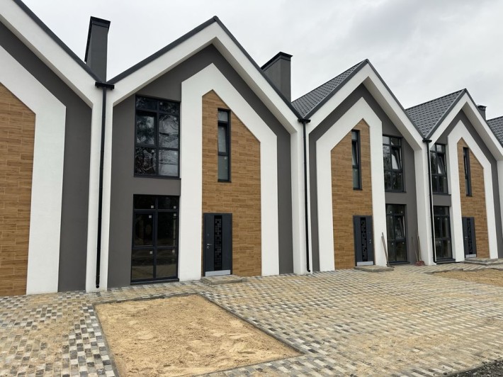 Таунхаус з великою ділянкою. Централтні комунікації. РОЗТЕРМІНУВАННЯ - фото 1