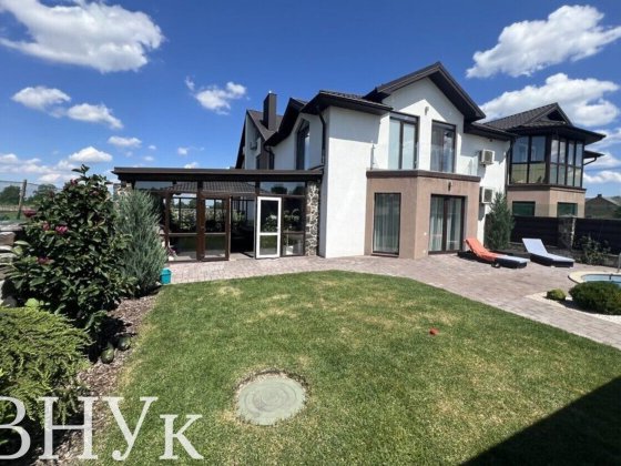 Сучасний будинок із басейном та дизайнерським ремонтом