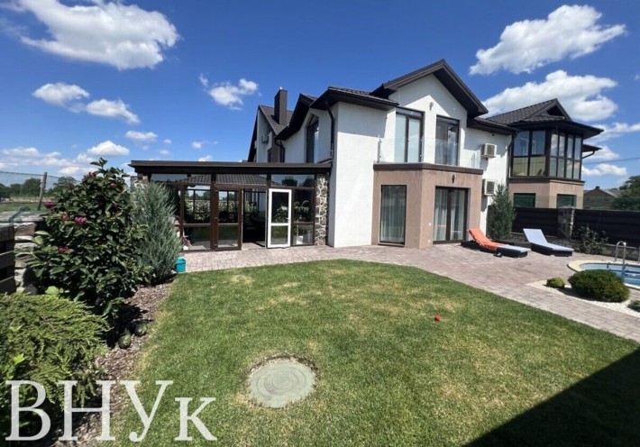 Сучасний будинок із басейном та дизайнерським ремонтом - фото 1