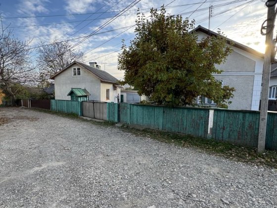 Продається господарство з двома будинками. Чернівці