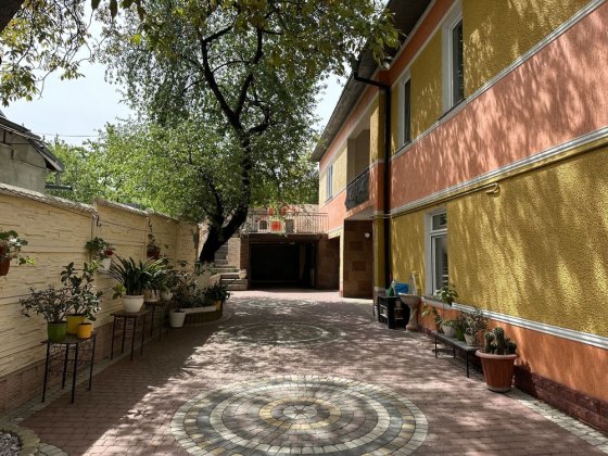 Будинок в центрі з власним подвірʼям Черновцы