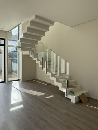 Продається новий сучасний двоповерховий будинок у центрі міста. - фото 1