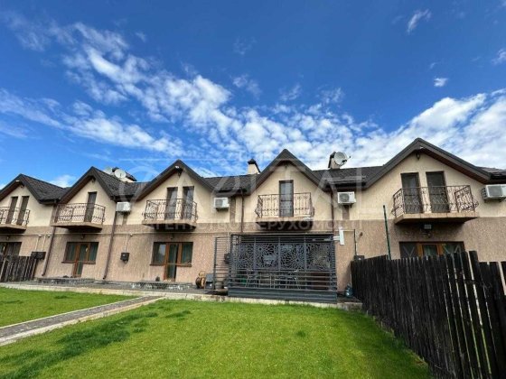 Продаж жилого комплексу, 9 таун-хаусів, усі здані, окупність 10 років Киев