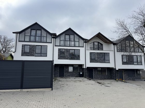 Продаж зданого таунхауса в місті Черновцы