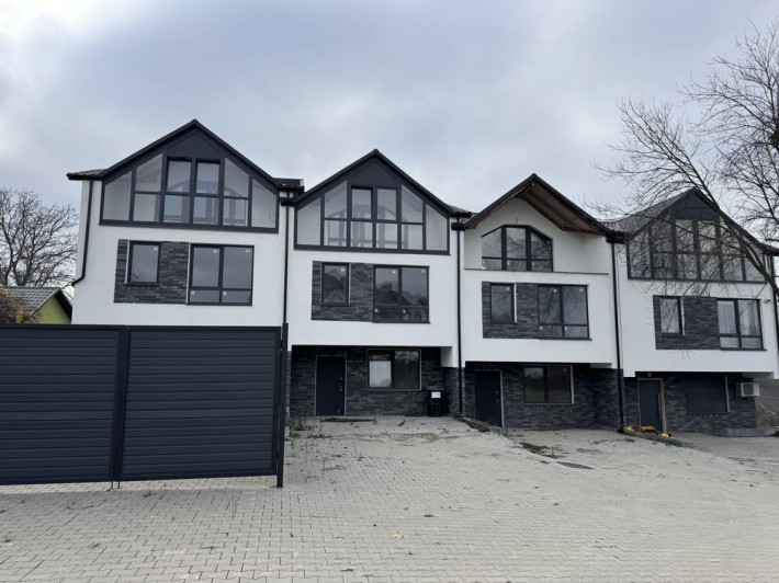 Продаж зданого таунхауса в місті - фото 1