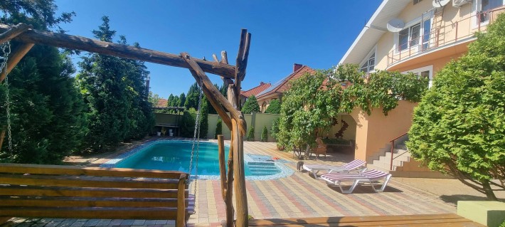 Продам житловий будинок для великої сімї в тихому  районі міста - фото 1