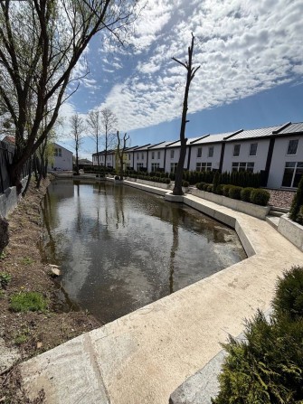 ВЕЛИКИЙ Таунхаус на Осокорках! Своє озеро і великий двір - фото 1