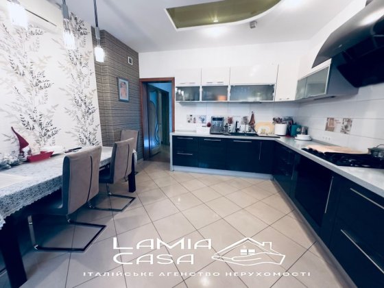 Продаж таунхауса в центрі біля Квадрату. Топ локація Чернівці