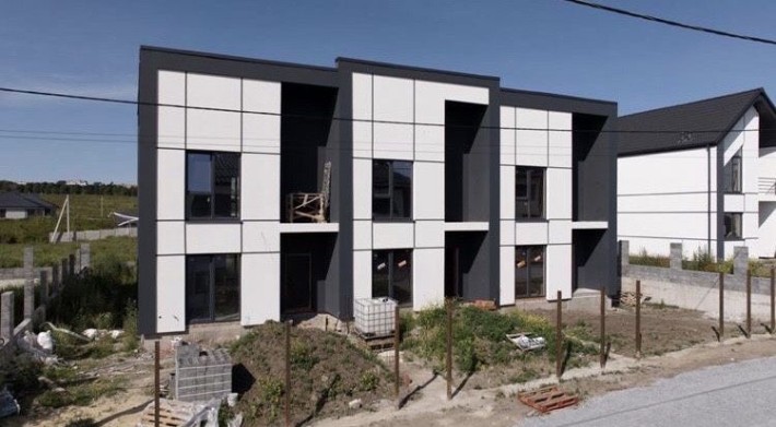 Продам кутовий 2-поверховий котедж/таунхаус з міськими комунікаціями - фото 1