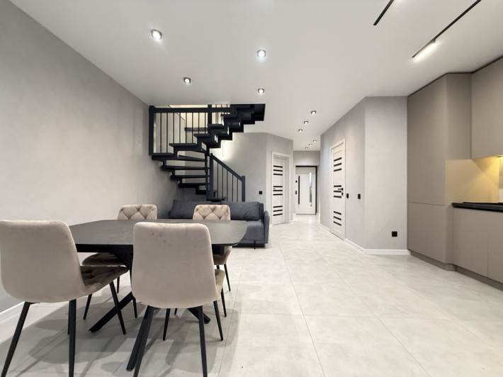 Таунхаус з новим дизайнерським ремонтом — заїжджай та живи - фото 1