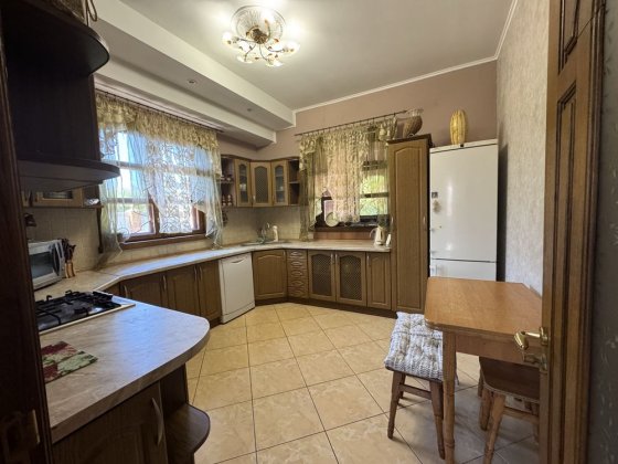 Продам триповерховий будинок з ремонтом Київ