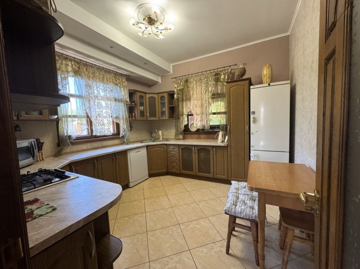 Продам триповерховий будинок з ремонтом - фото 1