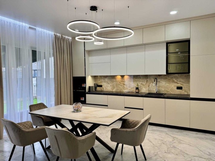 Невеликий будинок в котеджному містечку - фото 1