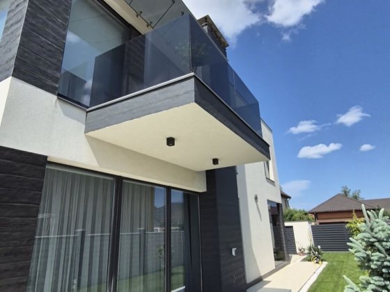 Хай-тек будинок з басейном в Совіньоне.