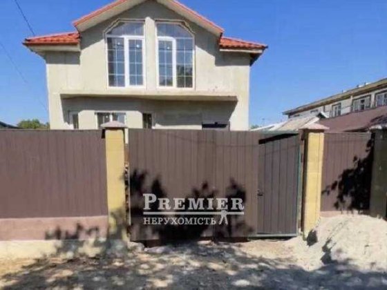 Двоповерховий приватний будинок з двором та парковкою