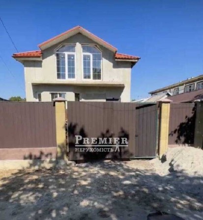 Двоповерховий приватний будинок з двором та парковкою - фото 1