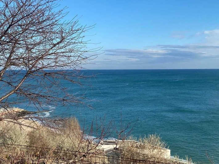 Дом-дача в прекрасном районе возле моря с охраняемой территорией - фото 1