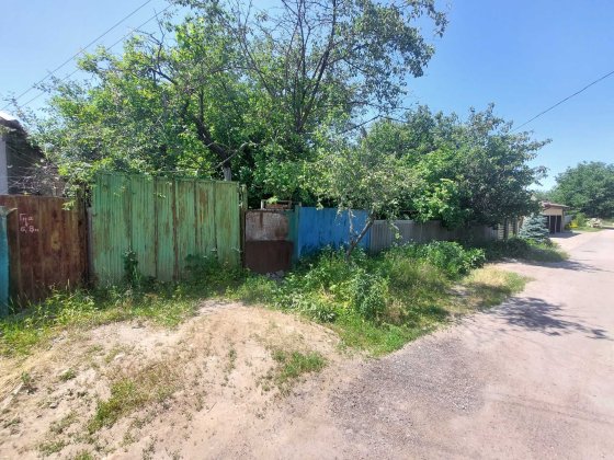 Продам участок на 7.7 сотки, с домом 49 кв. м. и гаражом. Харків