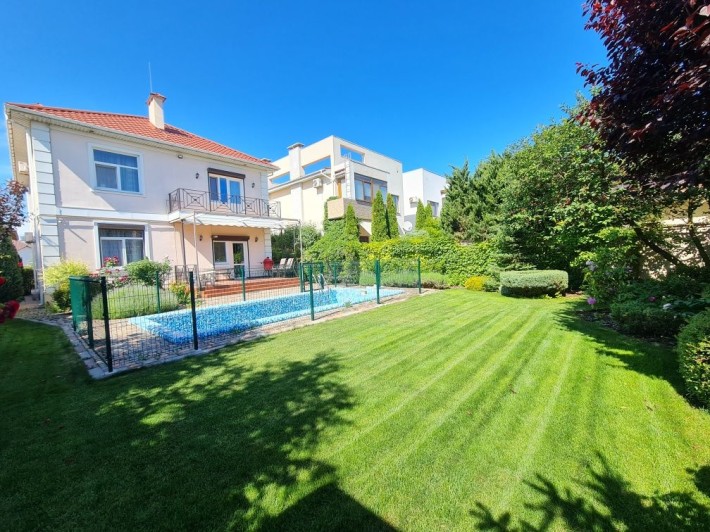 Добротный хозяйский дом с бассейном - фото 1